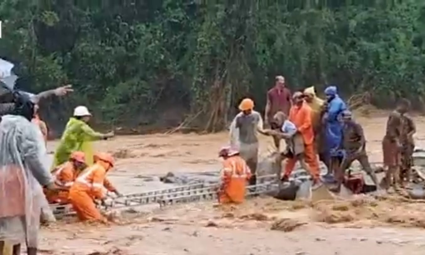 वायनाड भूस्खलन समाचार में कम से कम 64 लोगों की मौत हो गई है और दर्जनों लोग लापता बताए जा रहे हैं